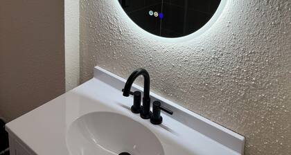 Luxury 2BR with spa bath, huge kitchen & living room—prime Toledo location!