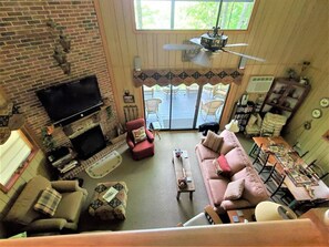 Télévision, cheminée, chaîne hi-fi