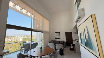 Penthouse Mewah, 3 kamar tidur, balkon, pemandangan kebun | Area keluarga