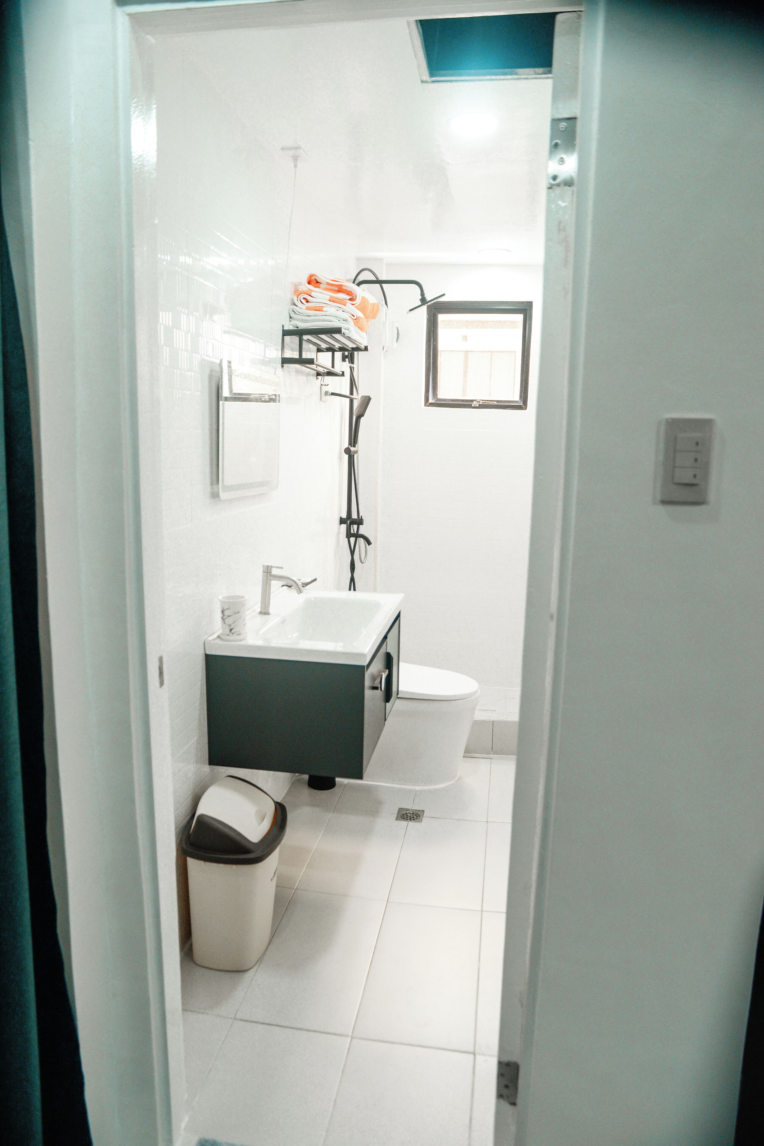 Een douche, een bidet, handdoeken, zeep