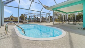 Une piscine intérieure offrant une vue dégagée sur le ciel et les bâtiments environnants.