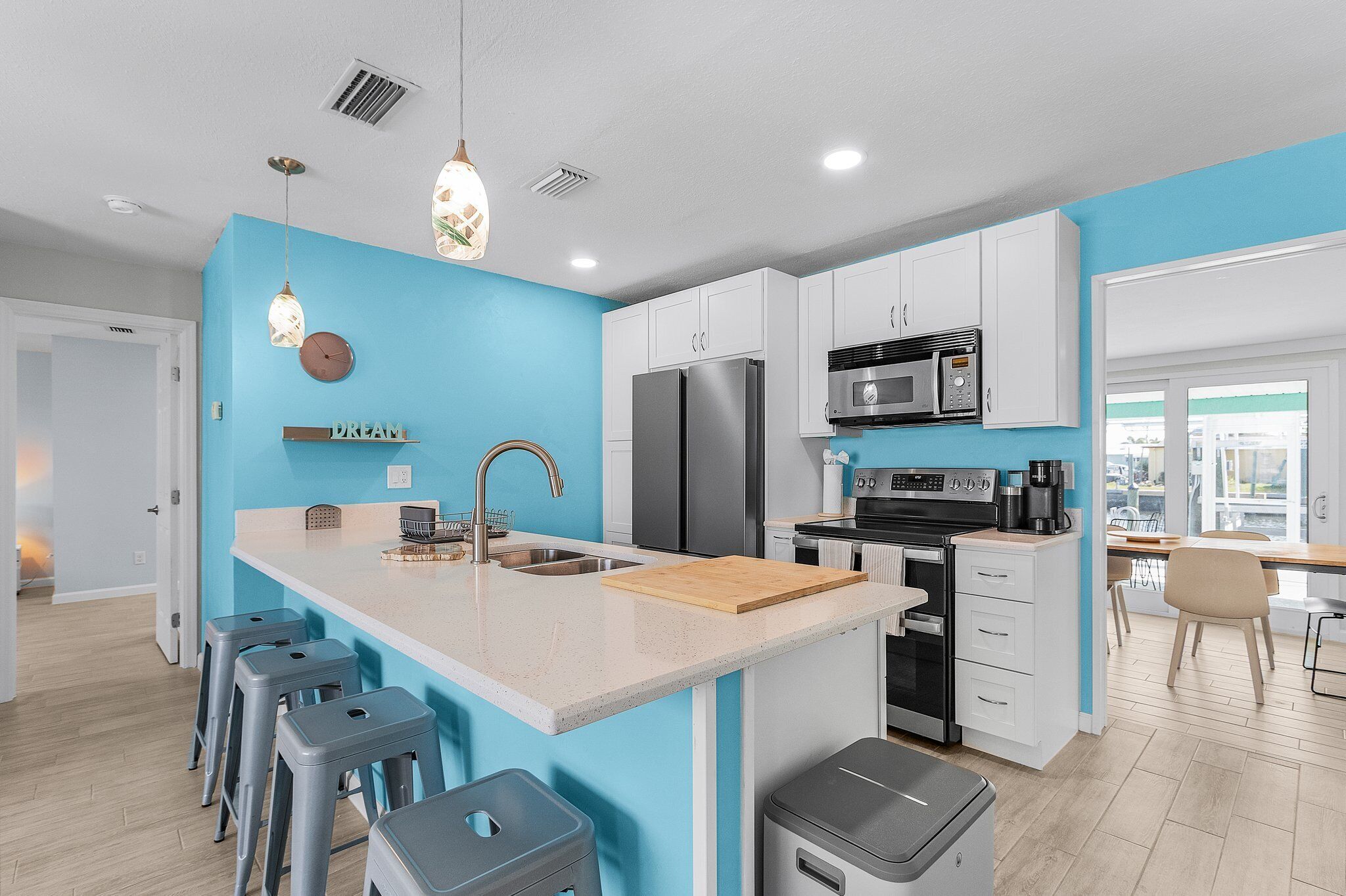 Een koelkast, een magnetron, een oven, een kookplaat