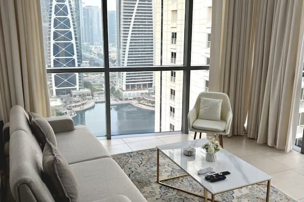 Table de tennis de table, chaîne hi-fi