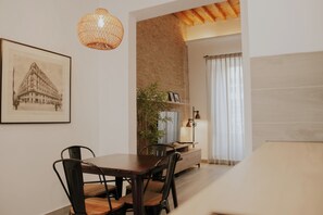 Leilighet – deluxe | Oppholdsområde | Flatskjerm-TV