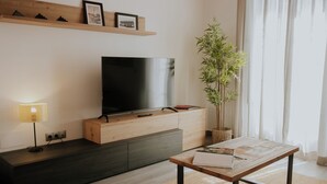 Leilighet – deluxe, 2 soverom, byutsikt | Oppholdsområde | Flatskjerm-TV