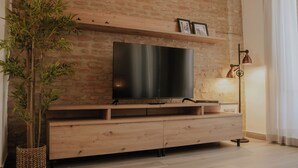 Leilighet – deluxe | Oppholdsområde | Flatskjerm-TV