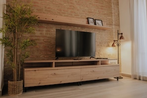 Leilighet – deluxe | Oppholdsområde | Flatskjerm-TV