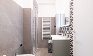 Deluxe Apartment, Balcony, City View | Bathroom