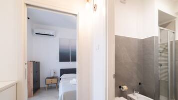 Deluxe Apartment, Balcony, City View | Bathroom