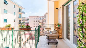 Deluxe-Apartment, Balkon, Stadtblick | Terrasse/Patio