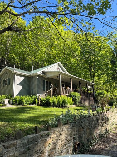 Greenbrier River Front Cottage / 2 BR/2 BA / Peaceful Water Views with WiFi, AC
