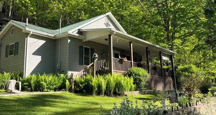 Greenbrier River Front Cottage / 2 BR/2 BA / Peaceful Water Views with WiFi, AC