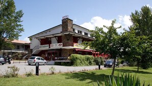 A two-story building with a restaurant on the ground floor and a hotel on the upper floor. - Le relais des garrigues (Grisolles)