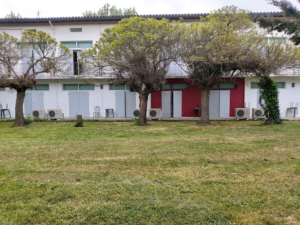 Classic Double Room, Garden View | Exterior - Le relais des garrigues (Grisolles)