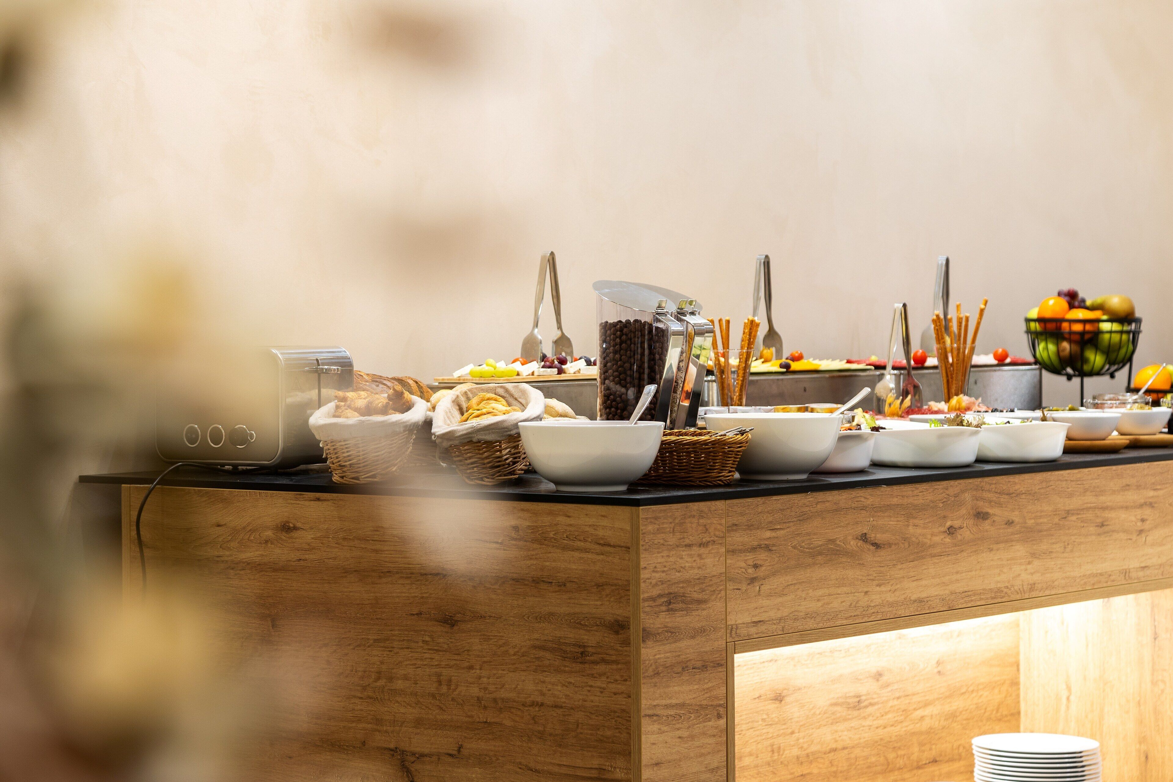 Una mesa de buffet con diversos alimentos y utensilios.