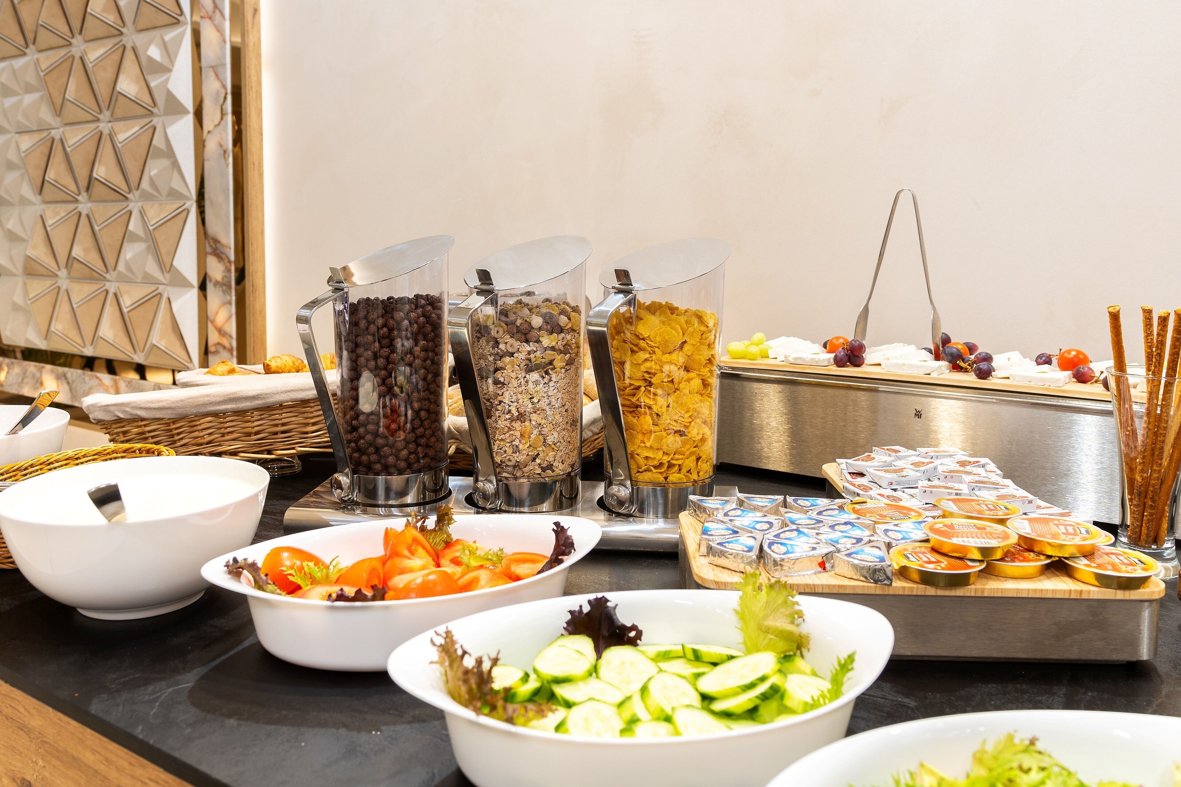 Un buffet proposant une variété de plats, notamment des salades, des fruits et des accompagnements.