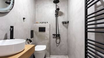 Comfort kamer, 1 twee- of 2 eenpersoonsbedden | Badkamer | Een aparte badkuip en douche, gratis toiletartikelen, een haardroger