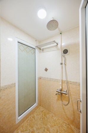 Secadora de cabello, bidet, toallas, jabón 
