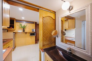 Private kitchen - VietHOME Phố Huế 501 - The Wood - 2 bedrooms/lift/kitchen (Hà Nội)