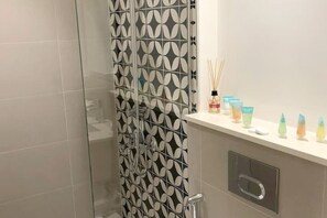 Ducha, secador de pelo, bidé y toallas