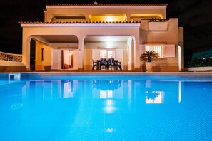 Villa | Basseng | Innendørsbasseng og utendørsbasseng