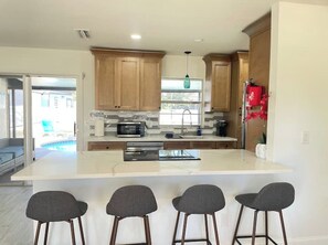 雪櫃、微波爐、焗爐、爐具