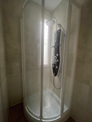Shower, towels, soap, toilet paper - Your Perfect Escape Seasonal (Madrid)