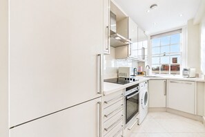 Fridge, microwave, oven, stovetop - Forset Court Residences (London)