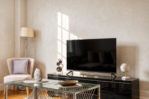 Leilighet – superior, 2 soverom | Oppholdsområde | En 50-centimeters smart-TV med digitale kanaler