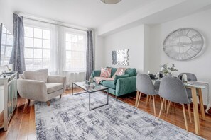 시티 아파트, 침실 1개, 시내 전망 | 거실 공간