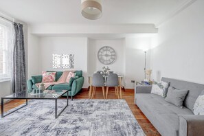 Apartamento urbano, 1 quarto, vista para a cidade | Opções para refeição no quarto