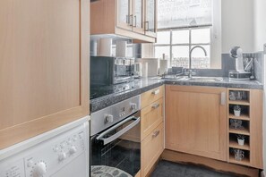 City Apartment, 1 Bedroom, City View | Private kitchen | Fridge, microwave, oven, stovetop - Forset Court Residences (London)