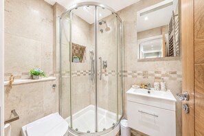 Superior Apartment, 2 Bedrooms | Bathroom | Free toiletries, hair dryer, towels - Forset Court Residences (London)