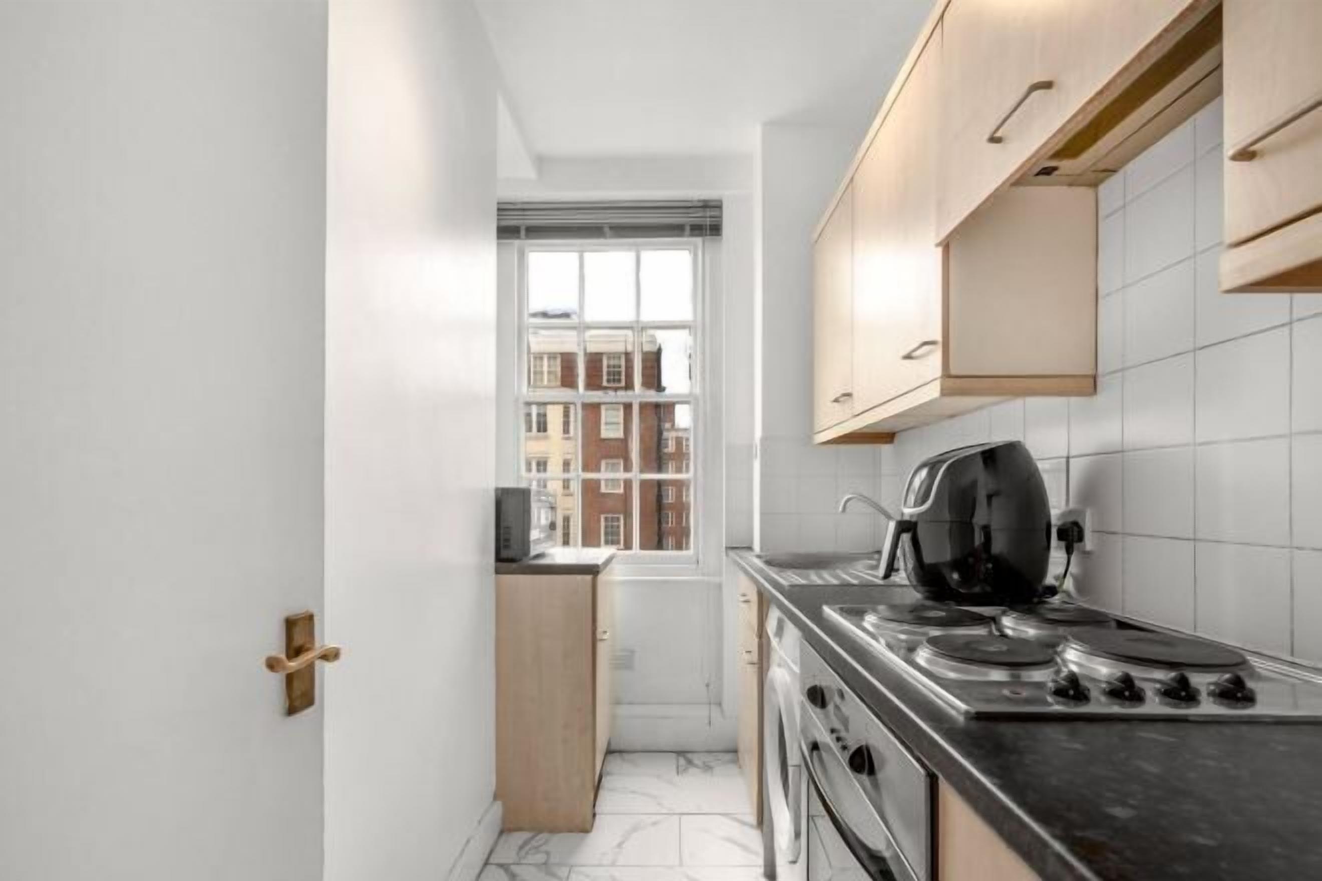 Private kitchen | Espresso maker, electric kettle, cleaning supplies, paper towels