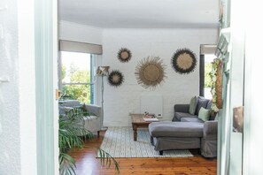 Smart TV, fireplace, books - Tranquil Garden Cottage with Stunning Vineyard-to-Mountain Views (Cape Town)