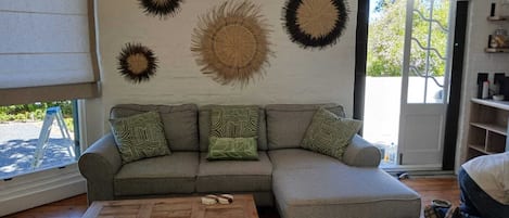 智能电视、壁炉、书