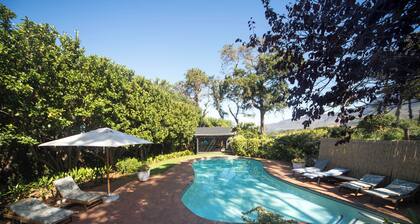 Picturesque 2-Bedroom Cottage with Pool & Vineyard Views in Constantia Cape Town