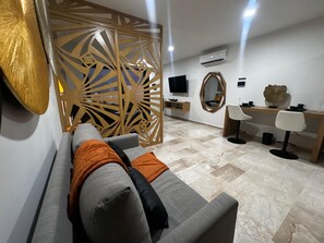 Comfort Studio, Balcony, City View | Ruang tamu