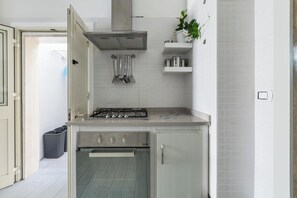 Kühlschrank, Herdplatte, Kochgeschirr/Geschirr/Besteck