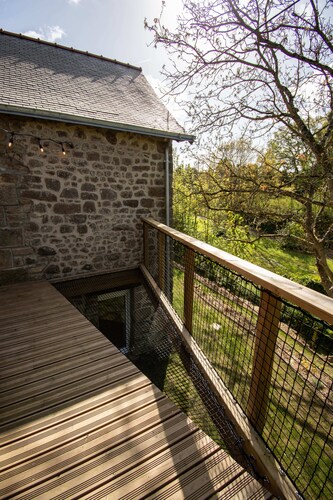 Renovated house, quiet, terrace, river view, sleeps 6, in private woodland