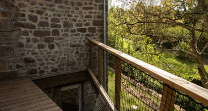 Renovated house, quiet, terrace, river view, sleeps 6, in private woodland