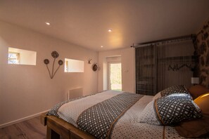 2 bedrooms, iron/ironing board, travel cot, WiFi