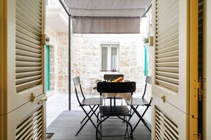 Outdoor dining - Vico Farinella Apartment by BarbarHouse (Polignano a Mare)