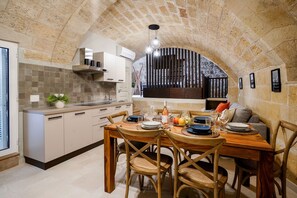Dining - Vico Farinella Apartment by BarbarHouse (Polignano a Mare)