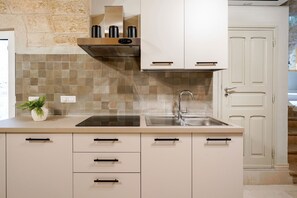 Fridge, microwave, stovetop, coffee/tea maker - Vico Farinella Apartment by BarbarHouse (Polignano a Mare)