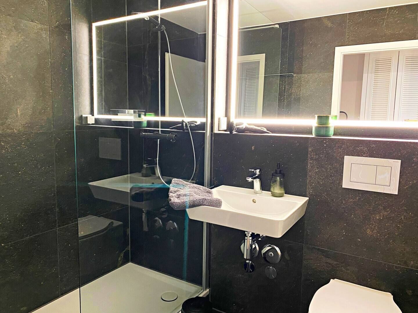 Haartrockner, Handtücher, Seife, Toilettenpapier