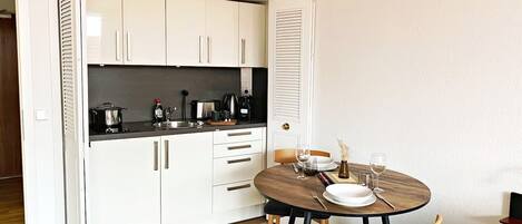 Fridge, stovetop, coffee/tea maker, electric kettle