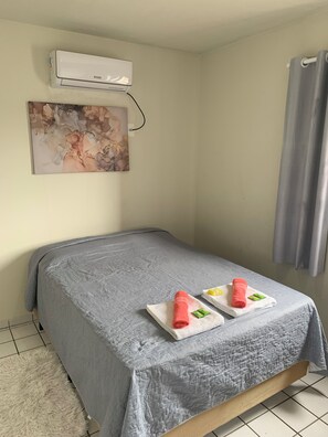 1 bedroom, iron/ironing board, free WiFi, bed sheets - Room with double bed, air conditioning and private bathroom. Bessa- João Pessoa. (Bessa João Pessoa)