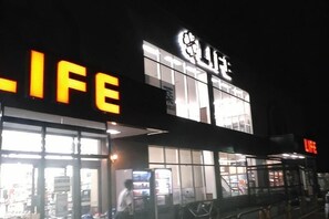 Un bâtiment dont l’enseigne lumineuse affiche les mots « LIFE » et « LIFE » en grandes lettres.