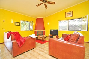 Villa | Living area | Fireplace - Villa Cozumel for 8 People in Albufeira (Albufeira)